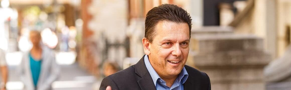 Prominent Australian politician, Nick Xenophon, is calling for a complte ban of gamblings ads on teams' shirts and stricter rules in the media